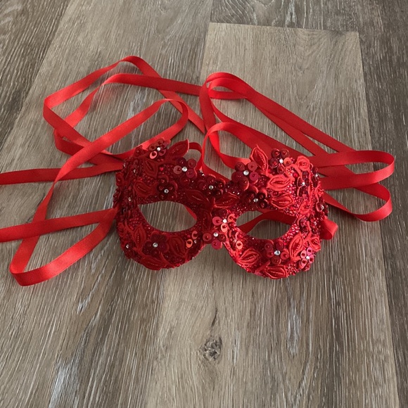 SOLD Venetian Eye Mask - Picture 4 of 6
